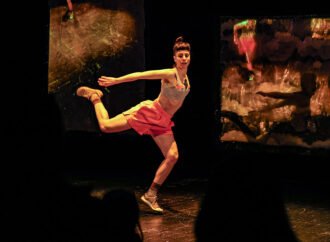 Apresentação de dança estabelece conexão próxima com a audiência