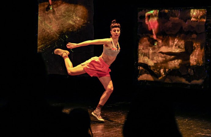 Apresentação de dança estabelece conexão próxima com a audiência