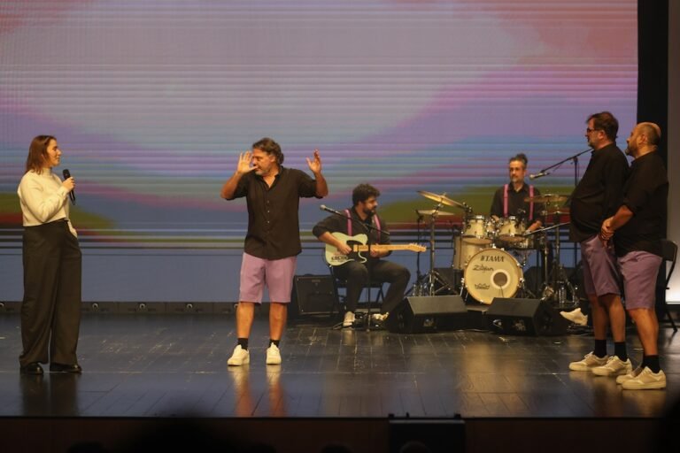 Comédia à La Carte encanta em apresentações quase lotadas