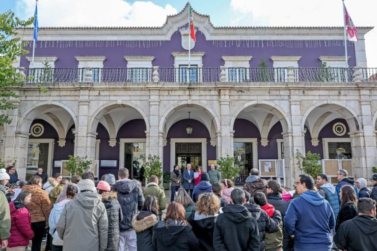 Participantes da APPACDM entoam Canções de Janeiras ao governo municipal