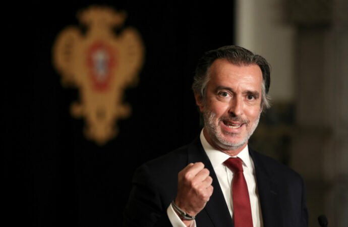 Cotrim admite ter sido muito infeliz ao afirmar que não descartava apoio a nenhum postulante