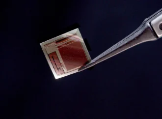 Pesquisadores apresentam um minúsculo chip cerebral que transmite ideias em tempo real