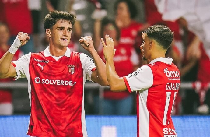 Pau Víctor pede falta por gol, Carlos Vicens afirma que sua função é auxiliar o time a evoluir