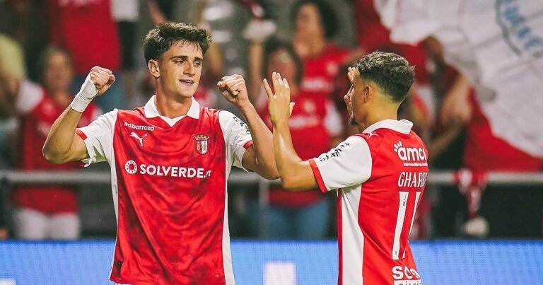 Pau Víctor pede falta por gol, Carlos Vicens afirma que sua função é "auxiliar o time a evoluir"