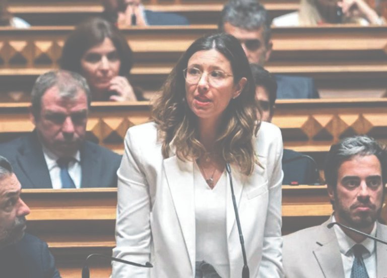 A IL sugere à Administração que declare a inautenticidade do governo da Venezuela e fomente a mudança democrática na nação.