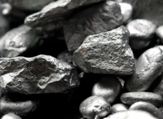 Ouro atinge recorde inédito ao ultrapassar a marca de 100 dólares por onça