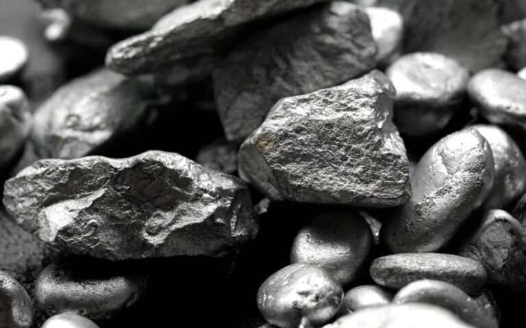 Ouro atinge recorde inédito ao ultrapassar a marca de 100 dólares por onça