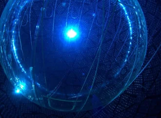 Partículas espectrais atravessam o planeta e desencadeiam uma reação atômica oculta.