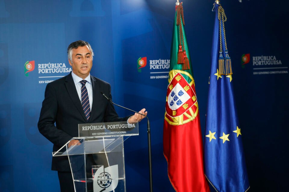 Secretário de Ensino considera expandir até ao 9.º ano restrição de dispositivos móveis nas instituições de ensino