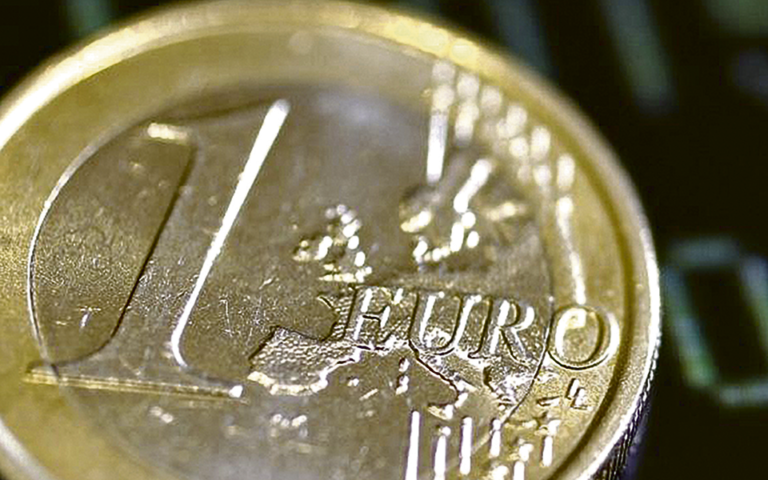 A moeda europeia atinge e permanece inferior a 1,18 dólares