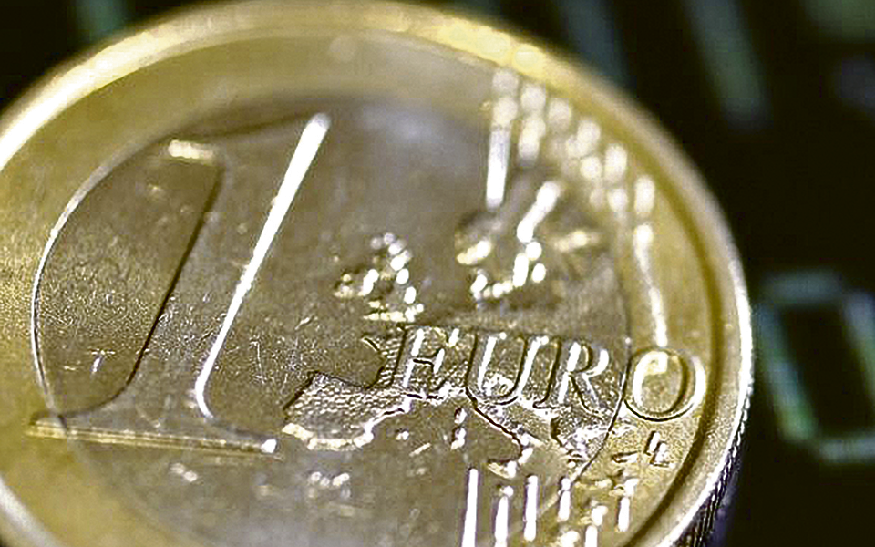 A moeda europeia atinge e permanece inferior a 1,18 dólares