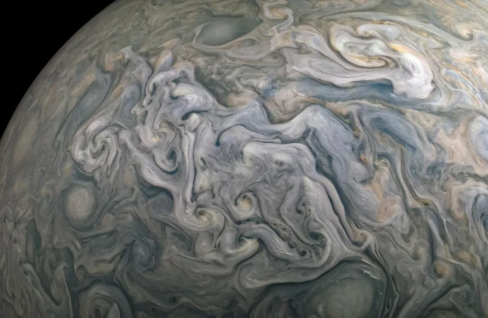 As nuvens de Júpiter encobrem algo grandioso