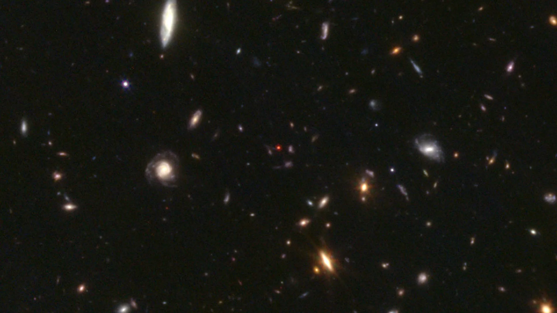 Aqueles curiosos pontos rubros nas imagens do James Webb agora têm uma justificativa.