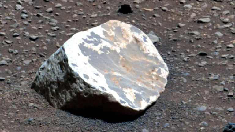 Rochas Brancas Inusitadas em Marte Sugerem Milhões de Anos de Chuva