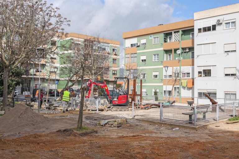 Implementação das estruturas externas da Praça da Estação em andamento