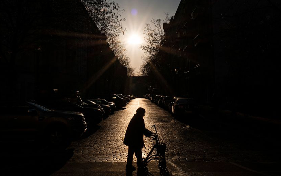 Regime de aposentadorias favorece a continuidade laboral, porém persistem desigualdades e benefícios inferiores ao mínimo