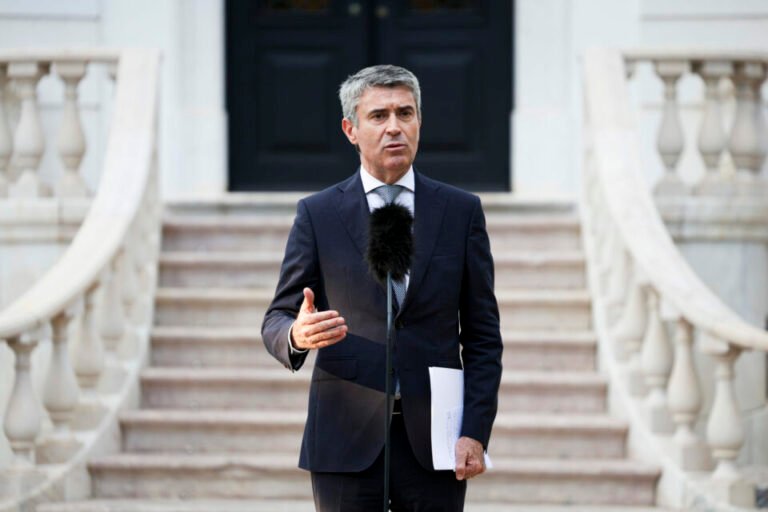 "Descrente" com reduções no SNS, José Luís Carneiro solicita afastamento da titular da Saúde