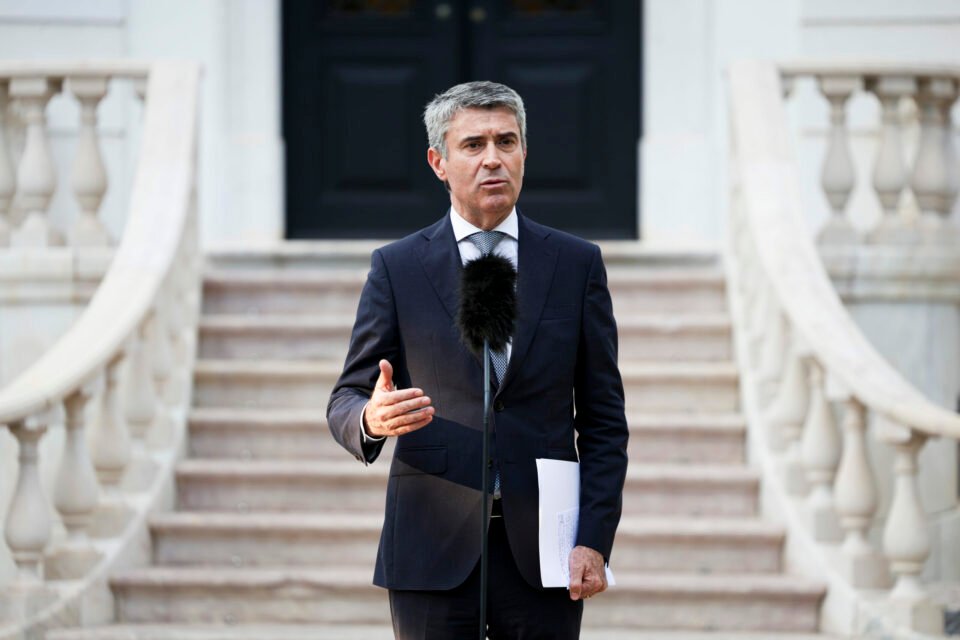 "Descrente" com reduções no SNS, José Luís Carneiro solicita afastamento da titular da Saúde