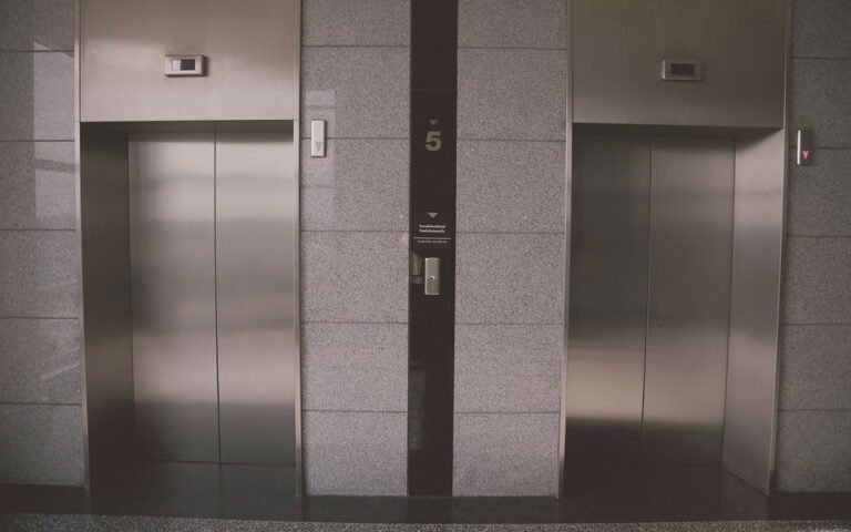 Desafios frequentes no edifício: quando o lift apresenta falha
