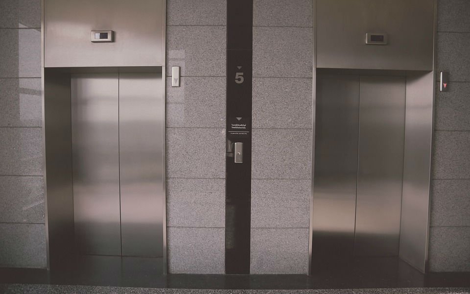 Desafios frequentes no edifício: quando o lift apresenta falha