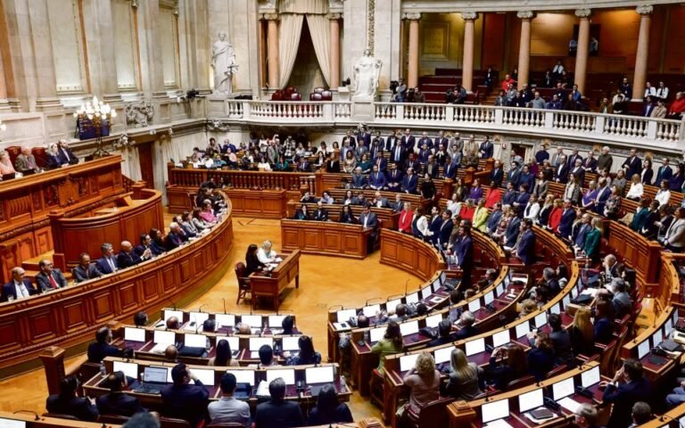 Executivo "avaliará" sugestões das associações da Administração Pública, mas não adota posturas.