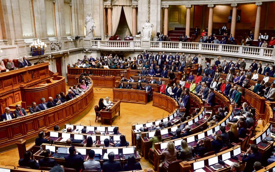 Executivo "avaliará" sugestões das associações da Administração Pública, mas não adota posturas.