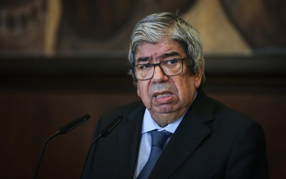 Ferro Rodrigues solicita ao PS que não aprovem o Orçamento do Estado de 2027